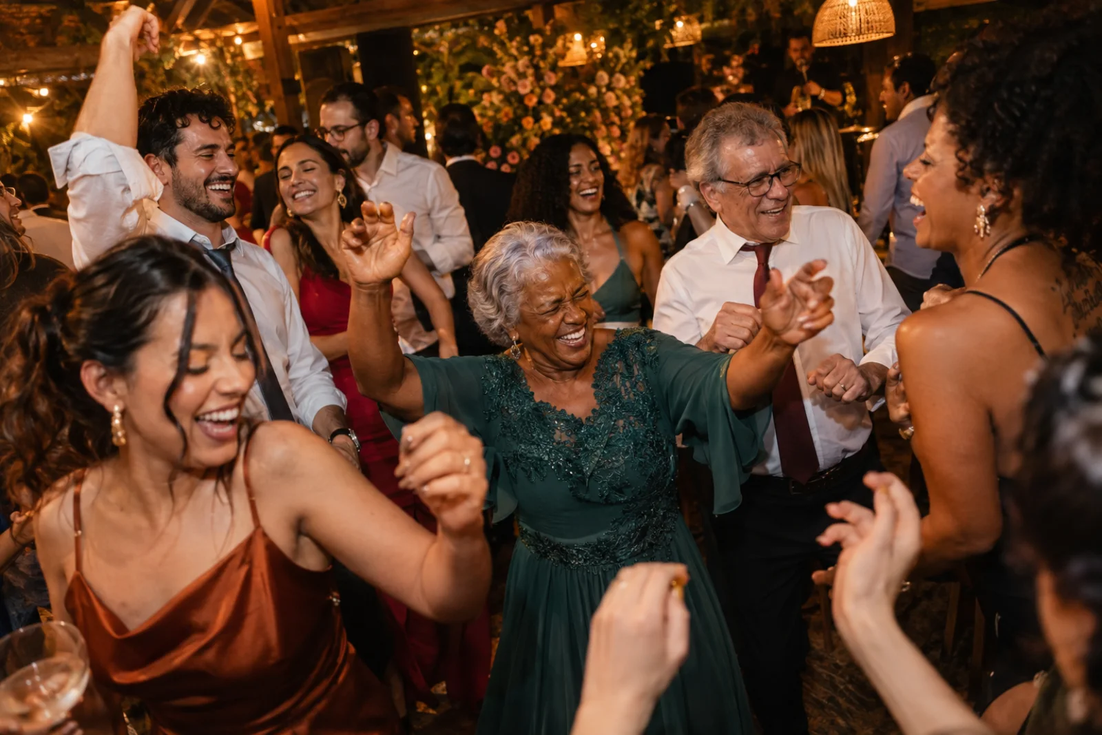 Convidados de diferentes gerações dançando juntos em uma festa